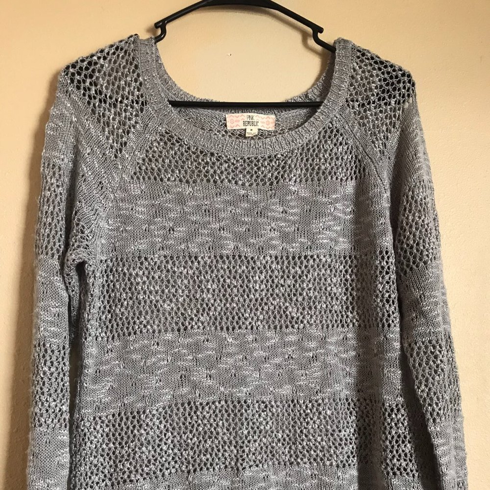 gray long sleeve shirt